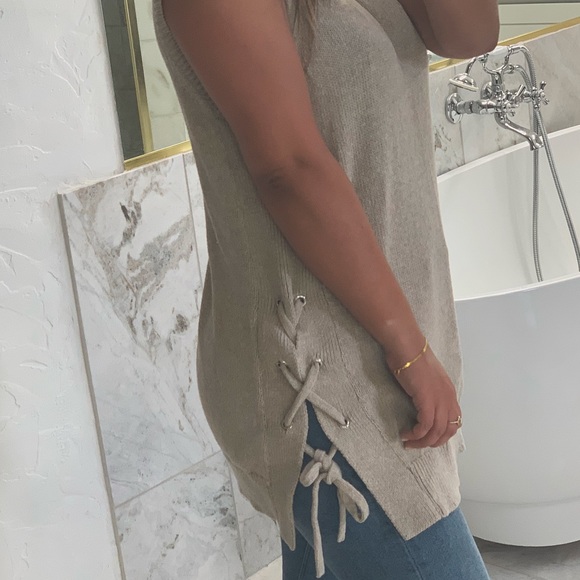 MOVING SALE🎉 Lace up side sweater vest - Picture 2 of 2